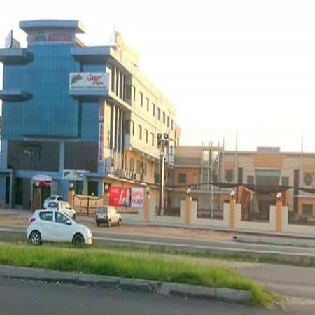 Phagwāra Hotel Ashish Continental מראה חיצוני תמונה