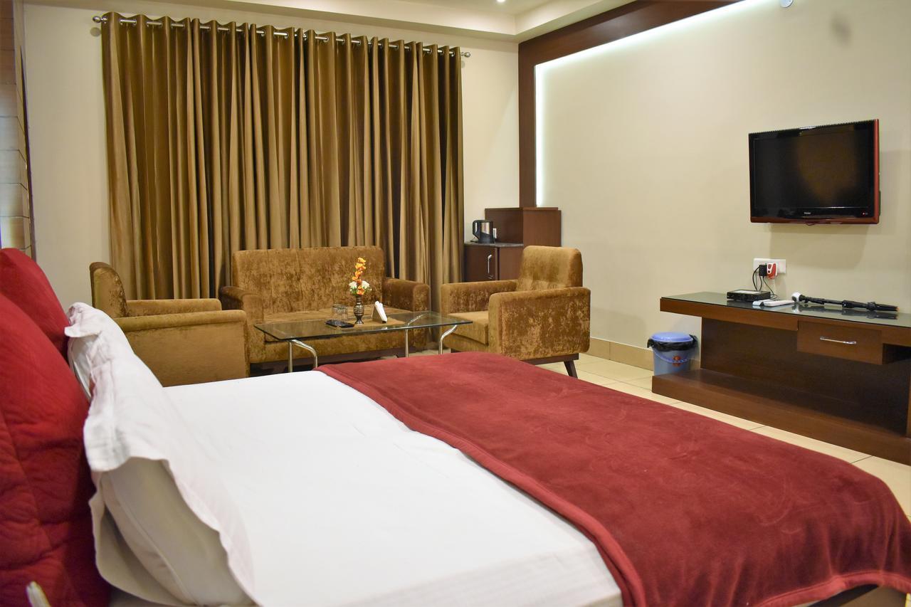 Phagwāra Hotel Ashish Continental מראה חיצוני תמונה